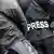 Журналисты с повязкой "пресса" на одежде