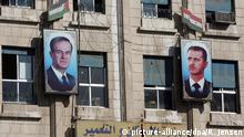 An einer Gebäudefassade hängen große Bilder des syrischen Staatpräsidenten Baschar al-Assad (r) und seinem verstorbenen Vater Hafez al-Assad, aufgenommen am Dienstag (28.08.2007) in der Innenstadt der syrischen Hauptstadt Damaskus. Foto: Rainer Jensen +++(c) dpa - Report+++ | Verwendung weltweit