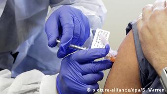 Вакцинация добровольца вакциной американской компании Moderna
