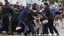 14.07.2020, Belarus, Minsk: Polizeibeamte versuchen, Demonstranten während einer Kundgebung gegen die Absetzung von Oppositionskandidaten bei den Präsidentschaftswahlen in Belarus festzuhalten. Mehr als 250 Menschen sind in der Republik Belarus (Weißrussland) bei Protesten gegen den Ausschluss von Oppositionskandidaten bei der Präsidentenwahl festgenommen worden, darunter auch zahlreiche Journalisten. Foto: Sergei Grits/AP/dpa +++ dpa-Bildfunk +++ |