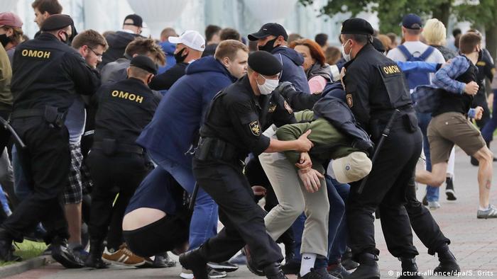 ОМОН задерживает участников акции протеста в Минске 