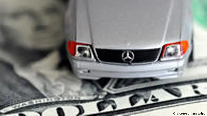 A toy Mercedes on a US dollar (picture alliance/dpa)