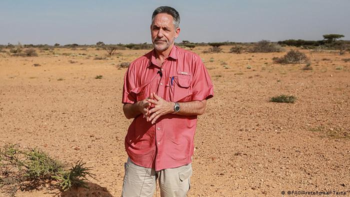 Keith Cressman, ha recorrido todos los desiertos de África y Asia, en el combate de la temida plaga de langosta del desierto. 