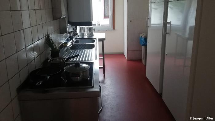 Общая кухня в одном из общежитий для немцев-переселенцев в Германии