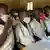 Schüler in der Region Simiyu in Tansania tragen einen Mund-Nasen-Schutz im Unterricht