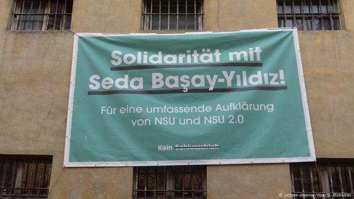 2019 yılında Frankfurt'taki bir binada asılı afişte Seda Başay Yıldız ile Dayanışma yazıyor