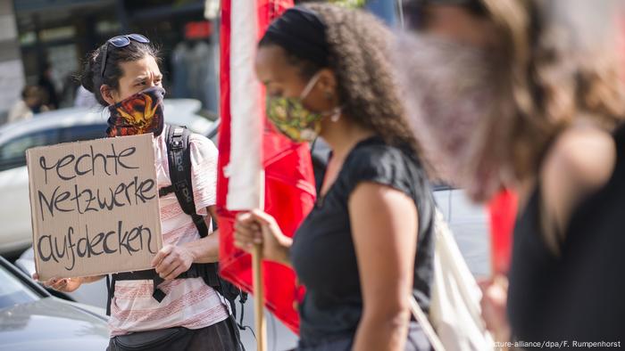 Deutschland | Kundgebung der hessischen Linken in Frankfurt am Main (picture-alliance/dpa/F. Rumpenhorst)