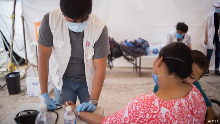 Foto simbólica de personal médico de MSF que atiende a una persona.
