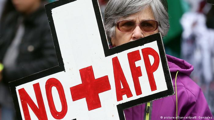 Ein Demonstratin hält ein Schild mit der Aufschrift No + AFP. Die Abschaffun des privaten Rentensystems ist einer der zentralen Forderungen der sozialen Protestbewegung in Chile.