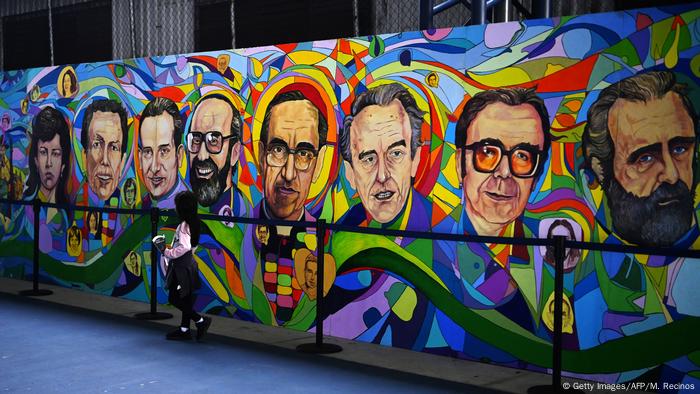 Foto simbólica de un mural en El Salvador con las caras de los jesuitas asesinados y de San Óscar Romero.