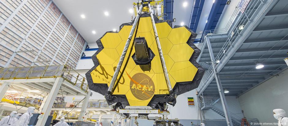 Telescópio é formado por 18 espelhos hexagonais