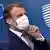 Президент Франции Эмманюэль Макрон в защитной маске в Брюсселе