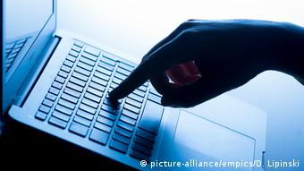 Палец на клавиатуре ноутбука