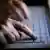Руки на клавиатуре ноутбука