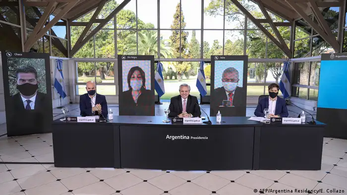 Por segunda vez en este siglo, Argentina entra en un default, pero virtual, porque el gobierno sigue negociando con sus acreedores. El país está golpeado por la pandemia, en una profunda recesión y la pobreza aumenta. El 4 de agosto de 2020, los acreedores acceden a una quita de deuda de 55 centavos de U$S por cada dólar original, y se llega a un acuerdo.