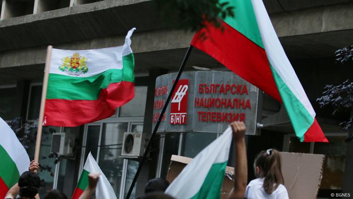Юли 2020: протестиращи пред сградата на БНТ в София