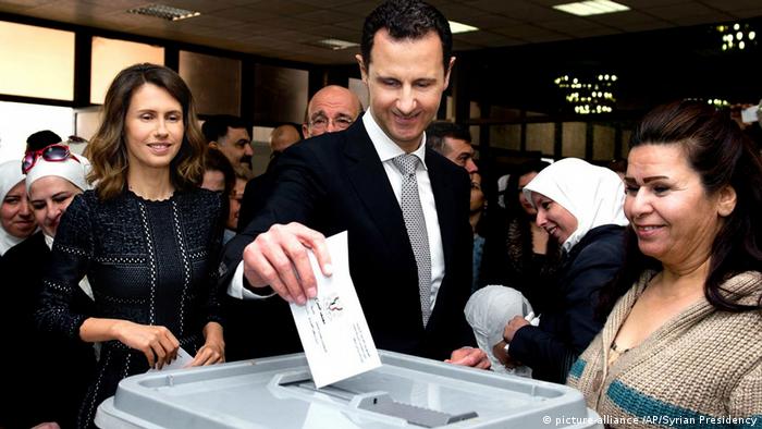 Нинішній правитель Сирії Башар Асад з дружиною Асмою на виборах, архівне фото