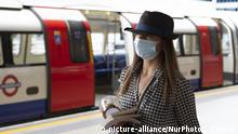 A commuter wears a protective face mask at Stratford station in London, England on June 15th 2020. The Government enforced a new law which makes it mandatory to wear a protective face masks on all public transport to help stop the transmission of COVID-19 in the UK. (Photo by Jacques Feeney/MI News/NurPhoto) | Keine Weitergabe an Wiederverkäufer.