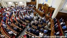 16.07.2020, Ukraine, Kiew: Das ukrainische Parlament kommt zu einer feierlichen Sitzung des Parlaments anlässlich des 30. Jahrestages der Erklärung der staatlichen Souveränität der Ukraine zusammen. Foto: ---/Ukrinform/dpa +++ dpa-Bildfunk +++ |