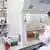 Muestras de los ensayos clínicos de la vacuna de la Universidad de Oxford se manejan dentro del laboratorio del Oxford Vaccine Group, en Oxford, Inglaterra (25.06.2020)