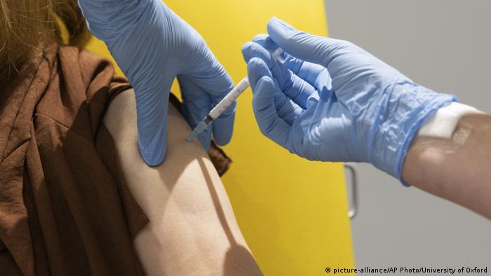 Человек в медицинских перчатках делает прививку