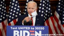 dpatopbilder - 02.06.2020, USA, Philadelphia: Joe Biden, designierter Präsidentschaftskandidat der Demokraten und ehemaliger Vizepräsident der USA, nimmt seinen Mundschutz ab. Foto: Matt Rourke/AP/dpa +++ dpa-Bildfunk +++ |