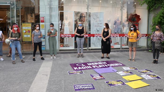 Frauenrechtsorganisationen organisieren Protest auf der Straße, sie fürchten weitere Rückschritte beim Schutz vor Gewalt gegen Frauen