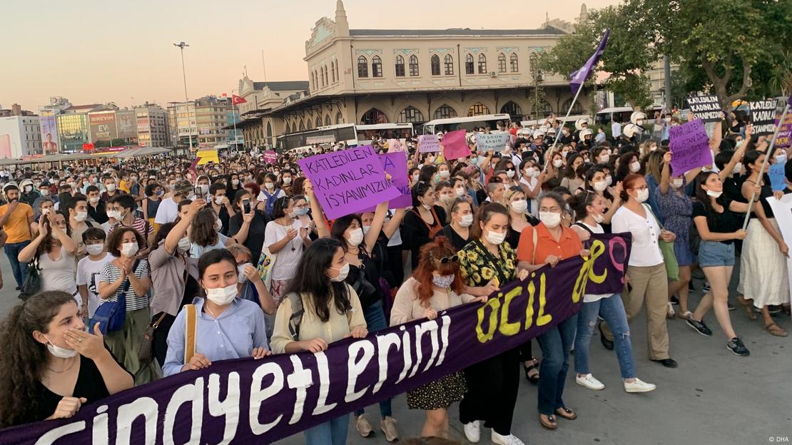 Arşiv - İstanbul-Kadıköy'de kadın cinayetlerini protesto eden eylemciler