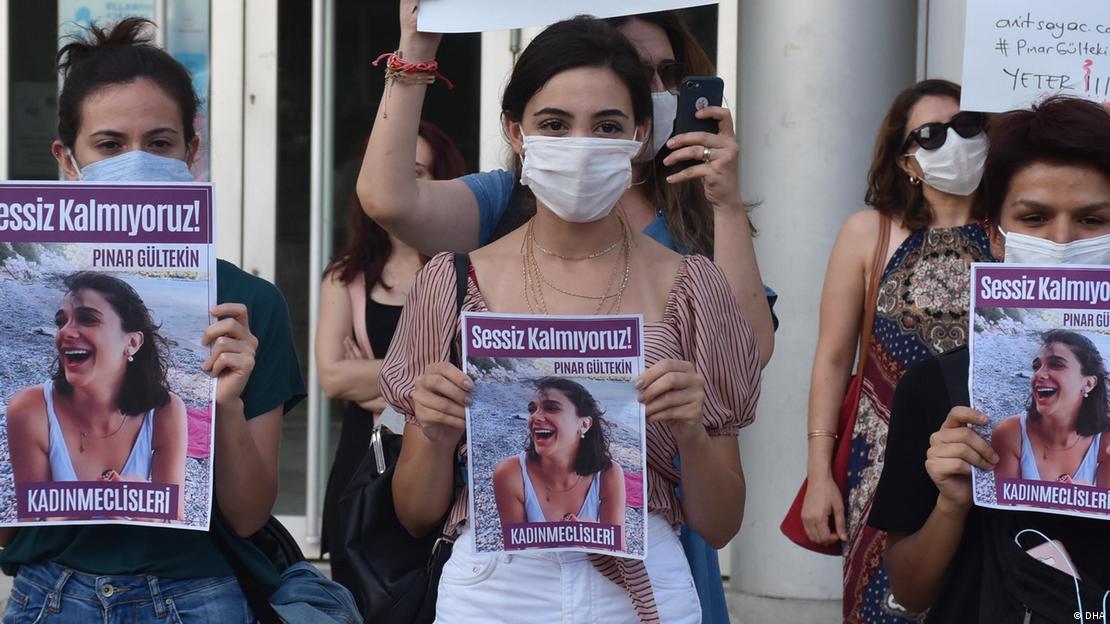 Kadın eylemciler, 16 Temmuz 2020'de öldürülen Pınar Gültekin'in fotoğrafının bulunduğu dövizleri tutuyor. 