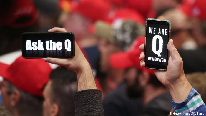 QAnon-Anhänger bei einem Trump-Auftritt in Las Vegas (im Februar)