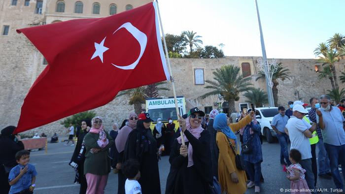 Libyen Tripolis Proteste gegen ägyptischen Präsidenten Al-Sisi | Flagge Türkei