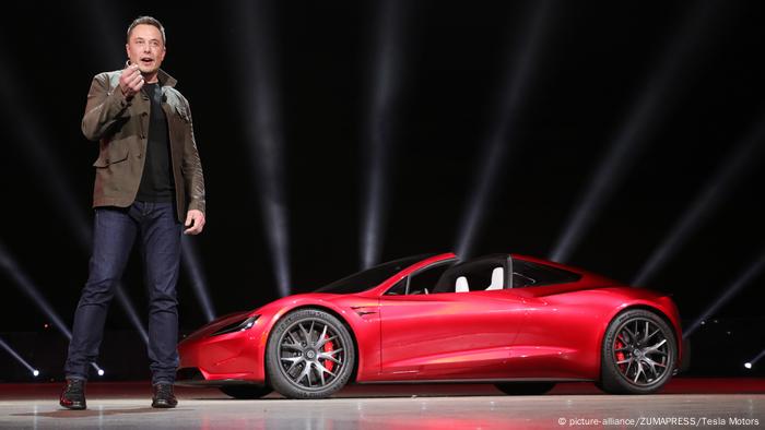 Musk mantiene un paquete accionario en Tesla