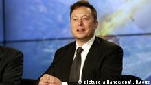 ARCHIV - 19.01.2020, USA, Cape Canaveral: Elon Musk, Chef von Tesla und SpaceX, spricht auf einer Pressekonferenz nach einem Testflug einer «Falcon 9»-Rakete. Als wertvollster Autohersteller ist Tesla ein Star der Finanzwelt. (zu dpa «Börsenüberflieger und Branchenschreck: Was ist dran am Tesla-Hype?») Foto: John Raoux/AP/dpa +++ dpa-Bildfunk +++ |