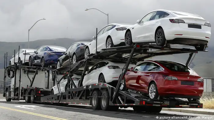 Automobile der Marke Tesla