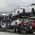 Fabrikneue Tesla-Automobile verlassen das Werk in Fremont auf einem Transport-Lkw