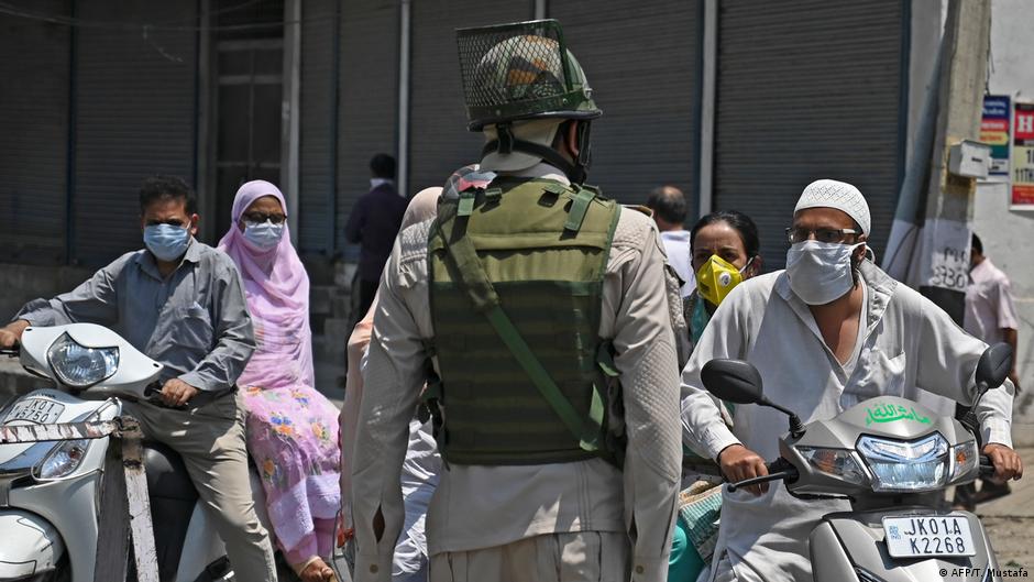 India imposes curfew in Kashmir a year after status change DW 08/04
