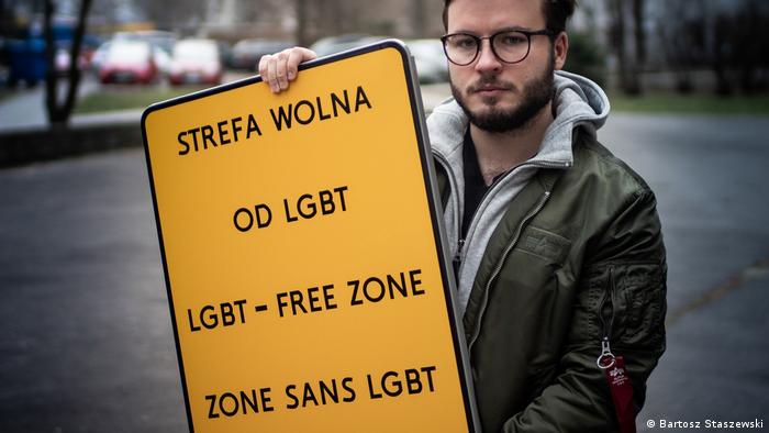 Активіст за права ЛГБТ Бартош Сташевський, який присвятив гомофобним резолюціям мистецький проєкт