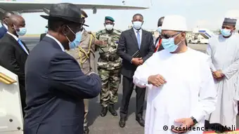Le président Alassane Dramane Ouattara (à gauche) accueilli à Bamako par Ibrahim Boubacar Keïta le 23 juillet 2020