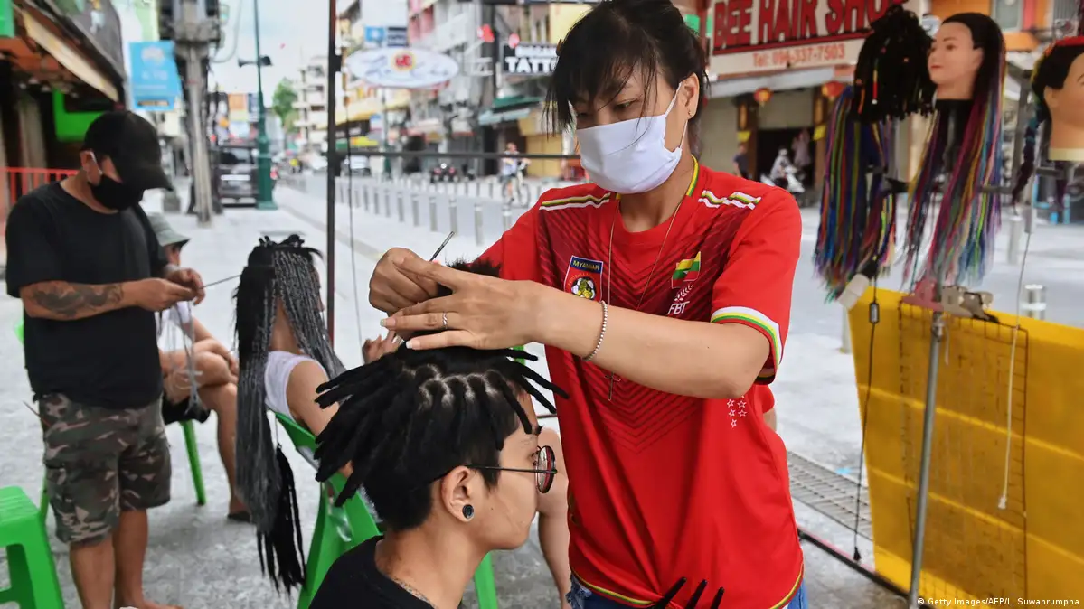 Accurately Waist Professional Thai Barber Combing Hair His Client Working  Stock Photo by ©adamov_di 223588258