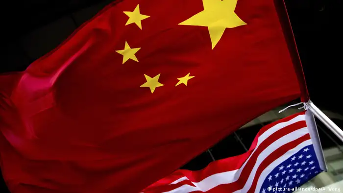 China Peking | Chinesische und US-amerikanische Fahnen nebeneinander