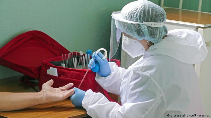 Медсестра больницы в Ивано-Франковске берет анализ крови у пациента