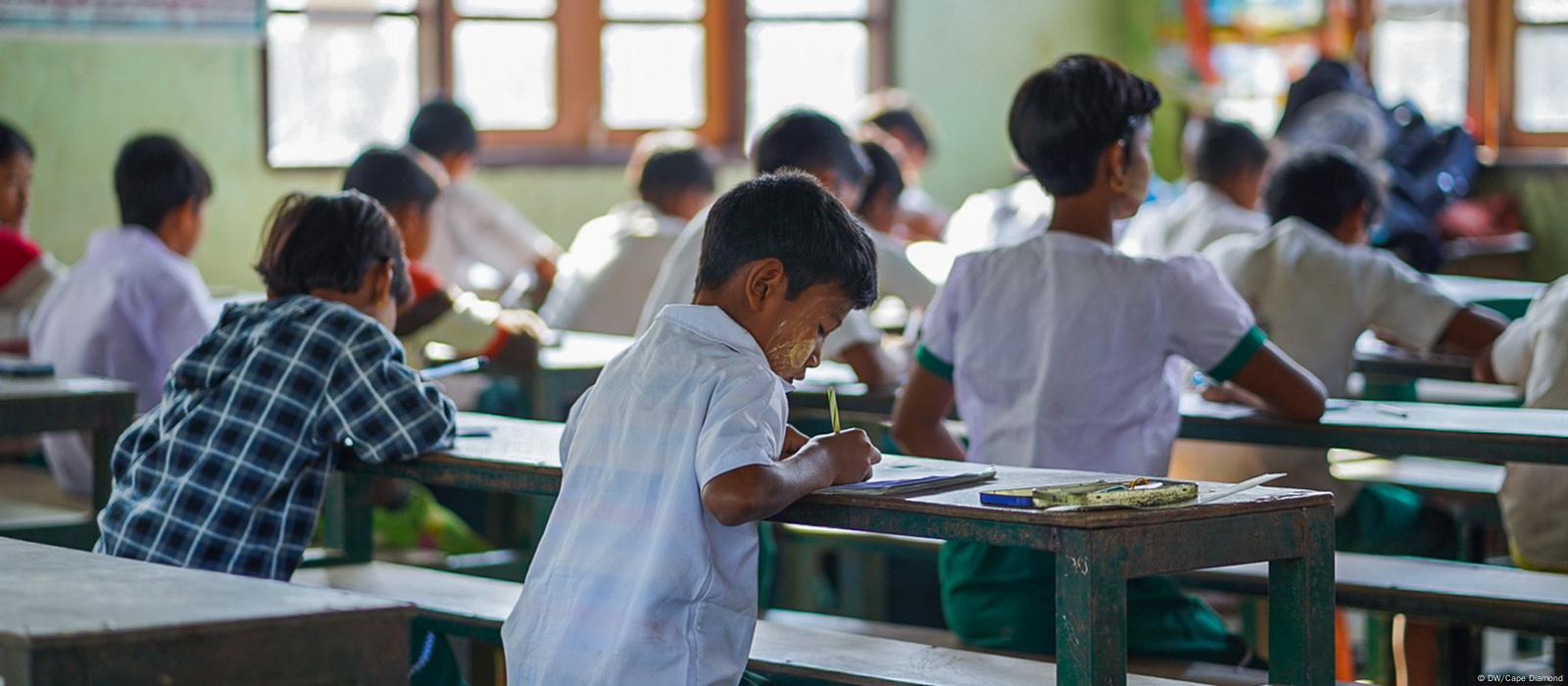 Asian Schoolgirl Lesbian - Sex education in schools sparks debate over morality â€“ DW â€“ 07/27/2020