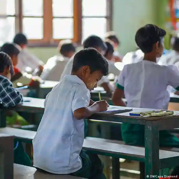 Banglaschoolgirlsex - Sex education in schools sparks debate over morality â€“ DW â€“ 07/27/2020