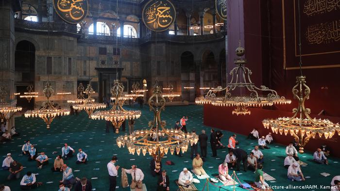 Türkei Istanbul | Hagia Sophia | Gläubige vor erstem Freitagsgebet
