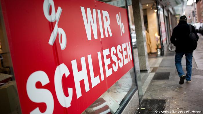 Düsseldorf | Innenstadt: Wir Schliessen Schriftzug am Schaufenster eines Geschäftes