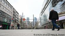 ARCHIV - 17.03.2020, Hessen, Frankfurt/Main: Wenige Menschen sind am Morgen auf der Frankfurter Einkaufsmeile Zeil unterwegs. (zu dpa: Corona-Krise:Harte Zeiten für die Innenstädte: Eine Pleitewelle droht) Foto: Arne Dedert/dpa +++ dpa-Bildfunk +++ | Verwendung weltweit