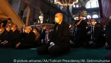 آلاف المصلين يؤدون أول صلاة جمعة في آيا صوفيا بإسطنبول