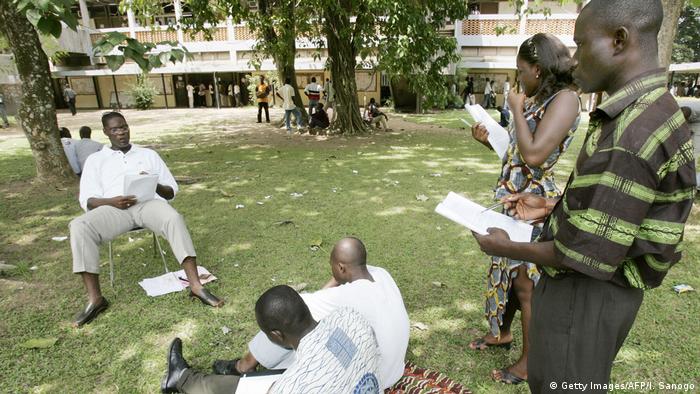 Des cours dispensés en plein air sur le campus de l'université à Abidjan (mai 2005)