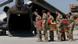 Żołnierze Bundeswehry przenoszą do śmigłowca trumny z ciałami poległych kolegów Żołnierze Bundeswehry przenoszą do śmigłowca trumny z ciałami poległych kolegów