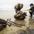 Homens mostram ossos de mamute em lago na Sibéria